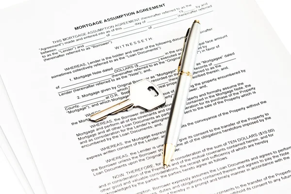 Contrato de hipoteca com uma caneta para assinatura e uma chave — Fotografia de Stock