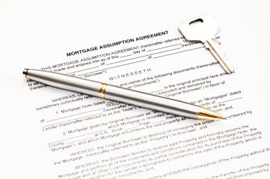 Mortgage varsayım sözleşmesi imza ve bir anahtar için bir kalem ile