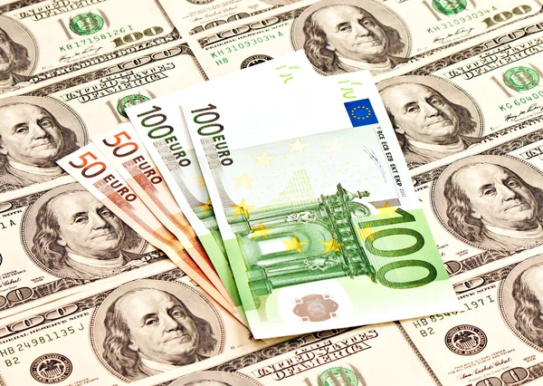 Ein Haufen Dollar und Euro — Stockfoto