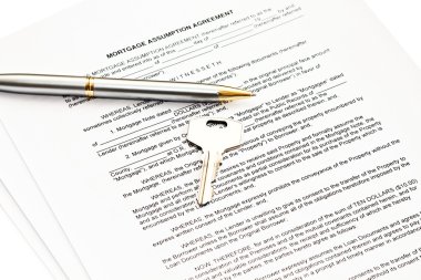 Mortgage varsayım sözleşmesi imza ve bir anahtar için bir kalem ile