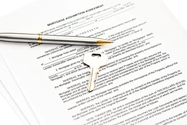 Mortgage varsayım sözleşmesi imza ve bir anahtar için bir kalem ile