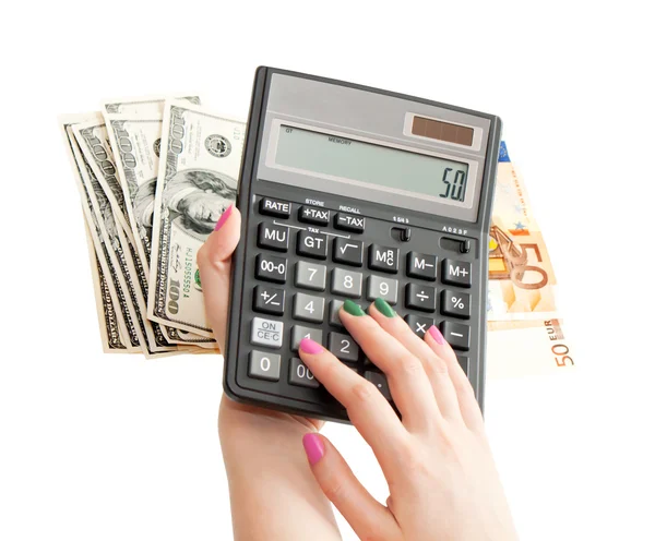 Калькулятор в руках женщины, денежный фон — стоковое фото