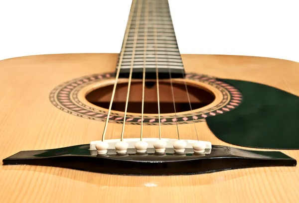 Bild av akustisk gitarr, isolerat på den vita bakgrunden — Stockfoto