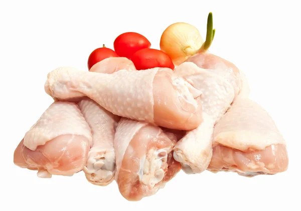 Πόδια ωμός κοτόπουλο με λαχανικά, που απομονώνονται σε λευκό φόντο — Φωτογραφία Αρχείου