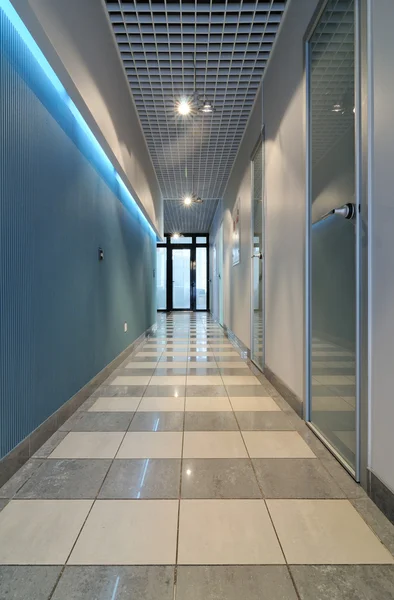 Koridor panjang di kantor — Stok Foto