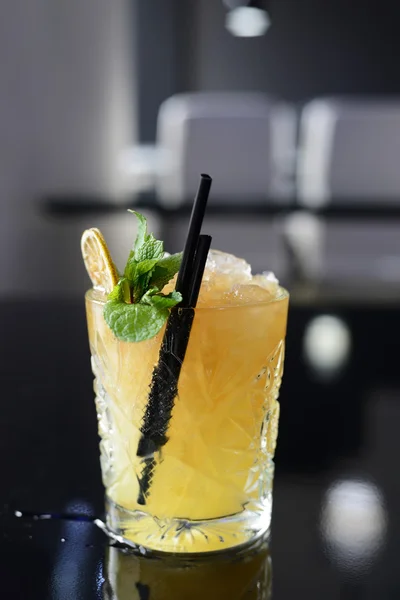 Cocktail with ice, mint and lime — Stock Photo, Image