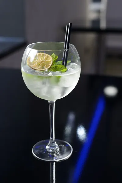 Cocktail met ijs, munt en limoen — Stockfoto