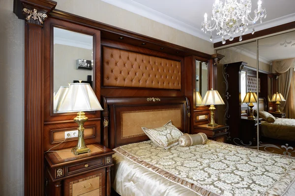 Interieur van een luxe slaapkamer — Stockfoto