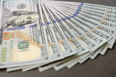Yüz dolarlık banknot para arka plan olarak yığını. Yeni banknotlar mali kavramında yaymak.