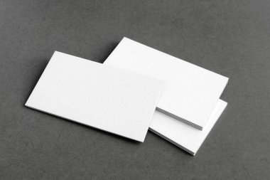 Kartvizitler boş. Siyah arka plan modeli. Metin için alanı kopyala.