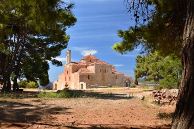 Güneşli bir günde Pylos Kalesi avlu manzaralı Ortodoks Katedrali.
