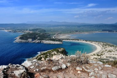 Voidokilia plajı ve yakınlardaki kavşağın göl manzarası.
