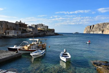 Gerolimenas Limanı 'nın sabah manzarası.