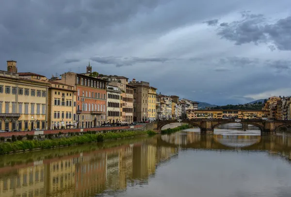 Floransa Şehir Merkezi Yağmurlu Bir Günde Arno Nehri Manzarası — Stok fotoğraf