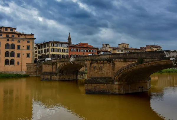 Bulutlu Bir Günde Floransa Daki Arno Nehir Köprülerine Bakın — Stok fotoğraf