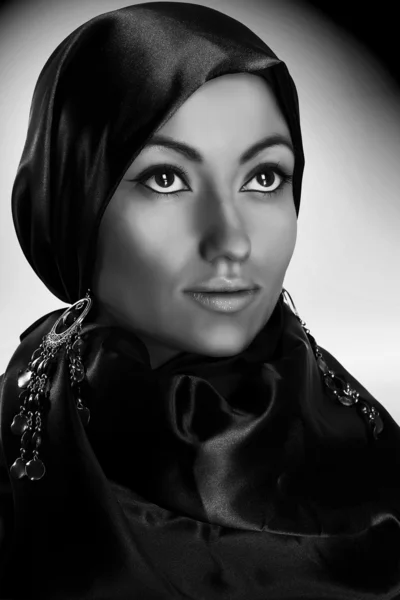 Arabic style portrait of a young beauty — Stock Photo, Image