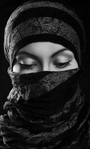 Arabische stijl portret van een jonge schoonheid — Stockfoto
