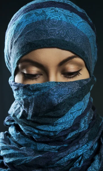 Arapça tarzı genç güzellik portresi