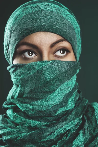 Arapça tarzı genç güzellik portresi