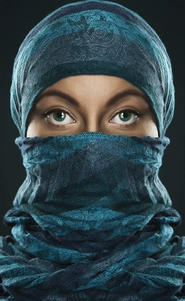 Arapça tarzı genç güzellik portresi