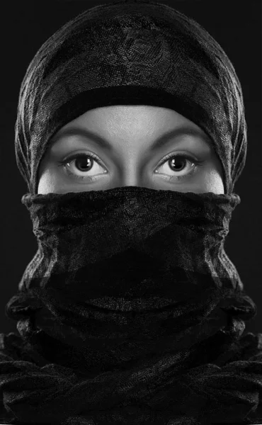 Arapça tarzı genç güzellik portresi