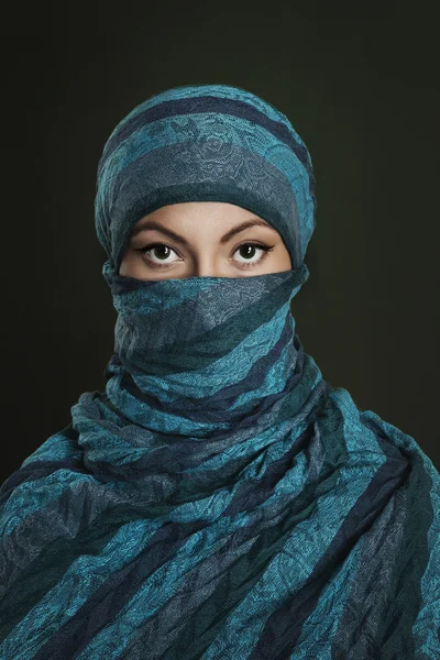 Arabische stijl portret van een jonge schoonheid — Stockfoto