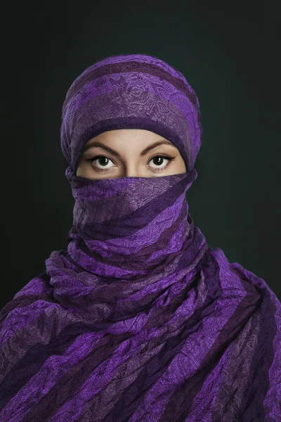 Porträt einer jungen Schönheit im arabischen Stil lizenzfreie Stockfotos