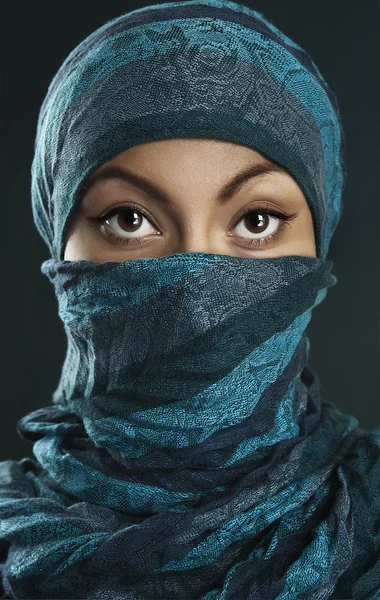 Junge arabische Frau im Hidschab lizenzfreie Stockbilder