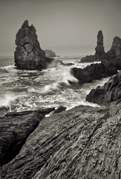 Skalnaté pobřeží na severu Španělska — Stock fotografie