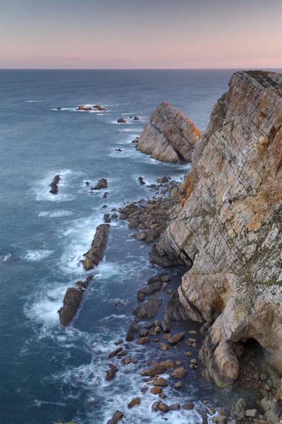 多岩石的海岸 — 图库照片