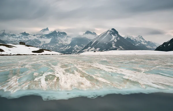 Zugefrorener See — Stockfoto