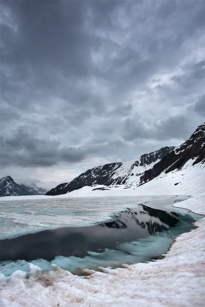 Παγωμένη λίμνη — Φωτογραφία Αρχείου
