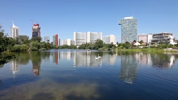 Skyline Uno City Viena no verão no Kaiserwasser — Vídeo de Stock