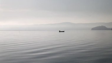 Balıkçı teknesinde sabahın erken saatlerinde