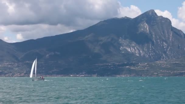 Sailor at Lake Garda with mountain Pizzocolo — Stock Video