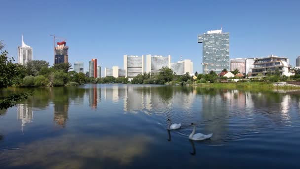 Skyline van uno city vienna in de zomer op de kaiserwasser — Stockvideo