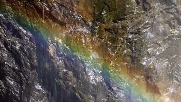 Arco-íris na frente de uma cachoeira — Vídeo de Stock