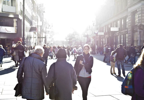 Fille urbaine traversant la zone de la ville — Photo