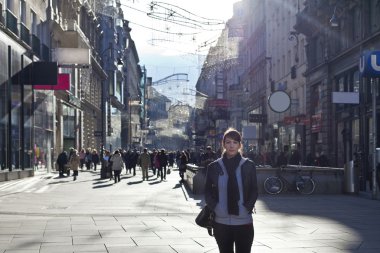 kentsel kız, şehir cadde kalabalık ayakta