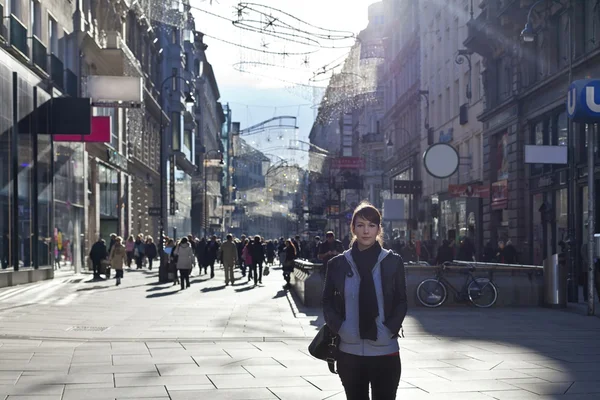 Fille urbaine se démarquant de la foule à la rue de la ville — Photo