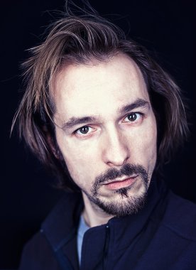 çok ciddi görünümlü bir adam