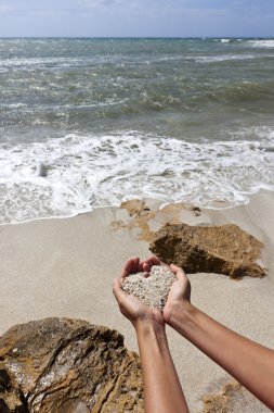 Eller yukarıda beach şekillendirme tatlı kalp