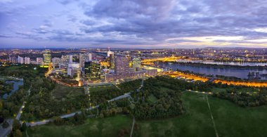donau şehir Viyana alacakaranlıkta manzarası