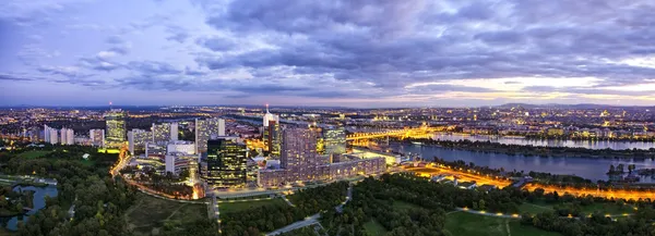 Panorama - skyline av Donau City Vienna — Stockfoto