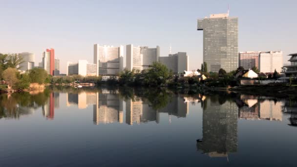 Skyline uno city vienna op de kaiserwasser nachts — Stockvideo