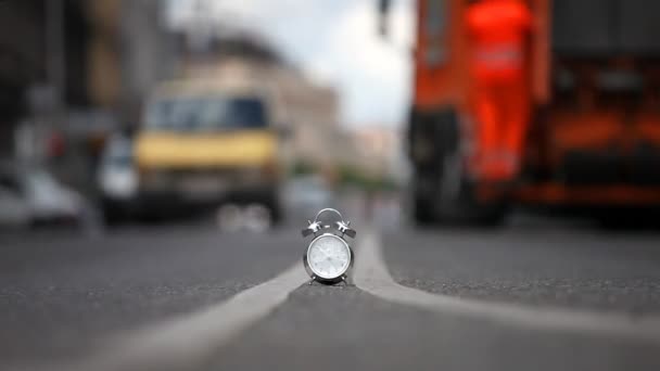 Tijdspanne van vintage wekker op drukke straat — Stockvideo