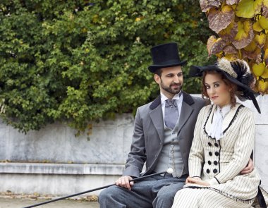 eski moda giyinmiş iki parkın içinde