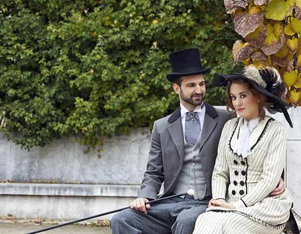 Vecchio stile coppia vestita nel parco — Foto Stock