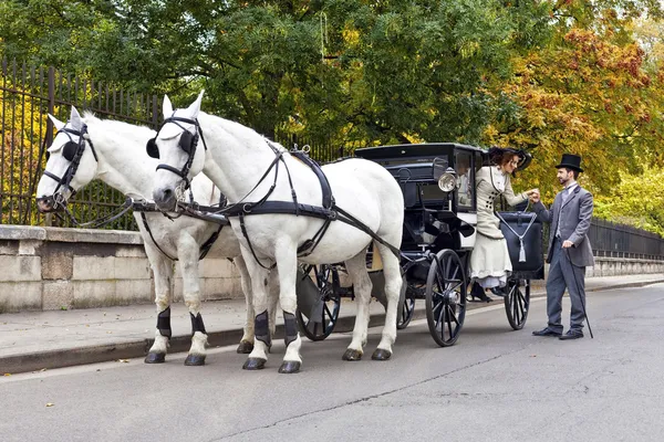 Caballo de transporte con la antigua pareja vestida en el amor —  Fotos de Stock