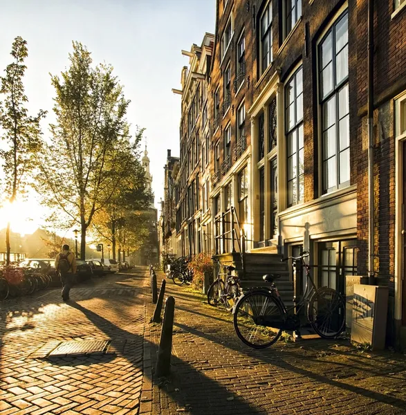 Prachtige en idyllische straat scène bij zonsondergang in amsterdam. — Stockfoto